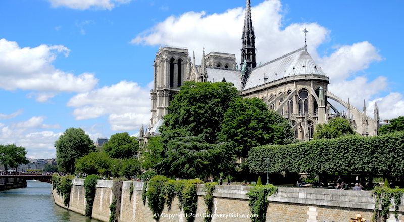 Notre Dame on the Île de la Cité in the Seine River Notre Dame on the Île de la Cité in the Seine River