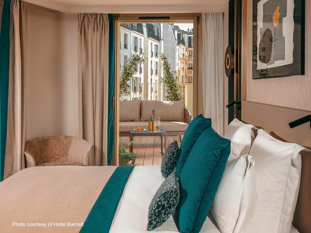 Guestroom with a balcony at Hotel Barnett 