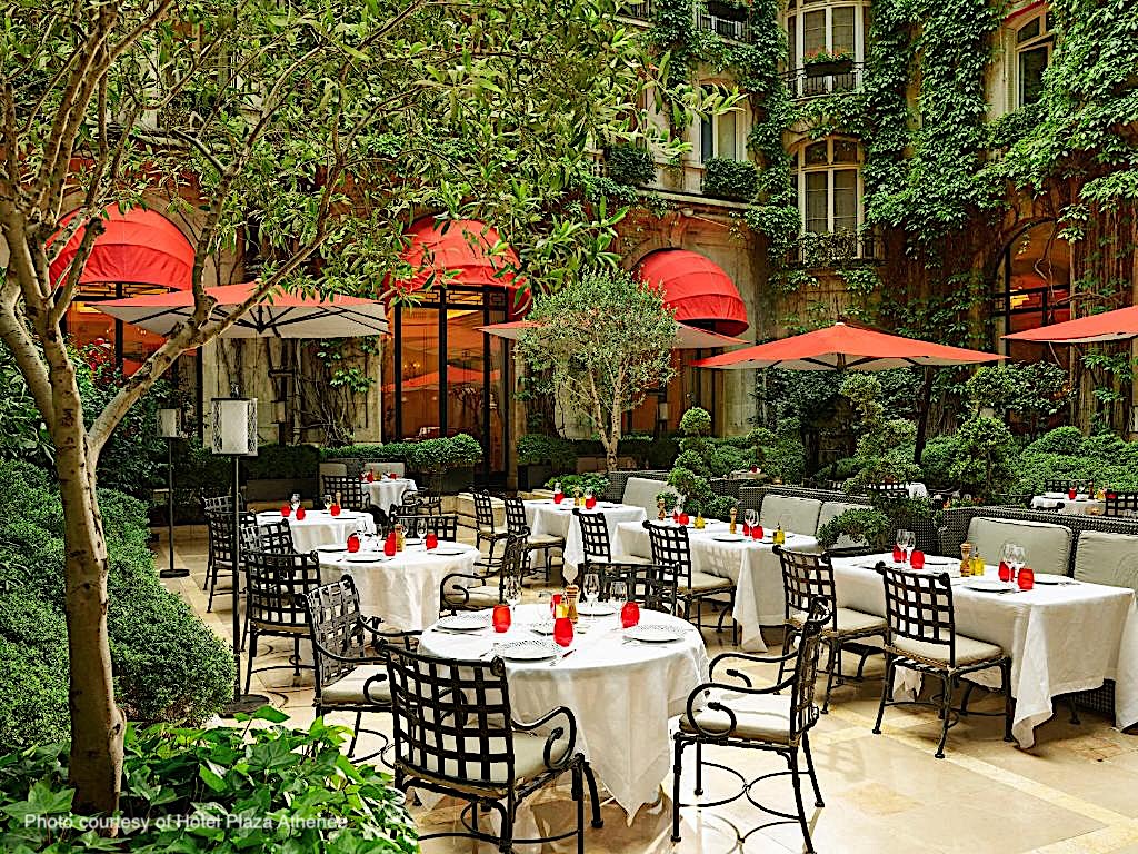 Le Plaza Athénée's secluded garden cafe