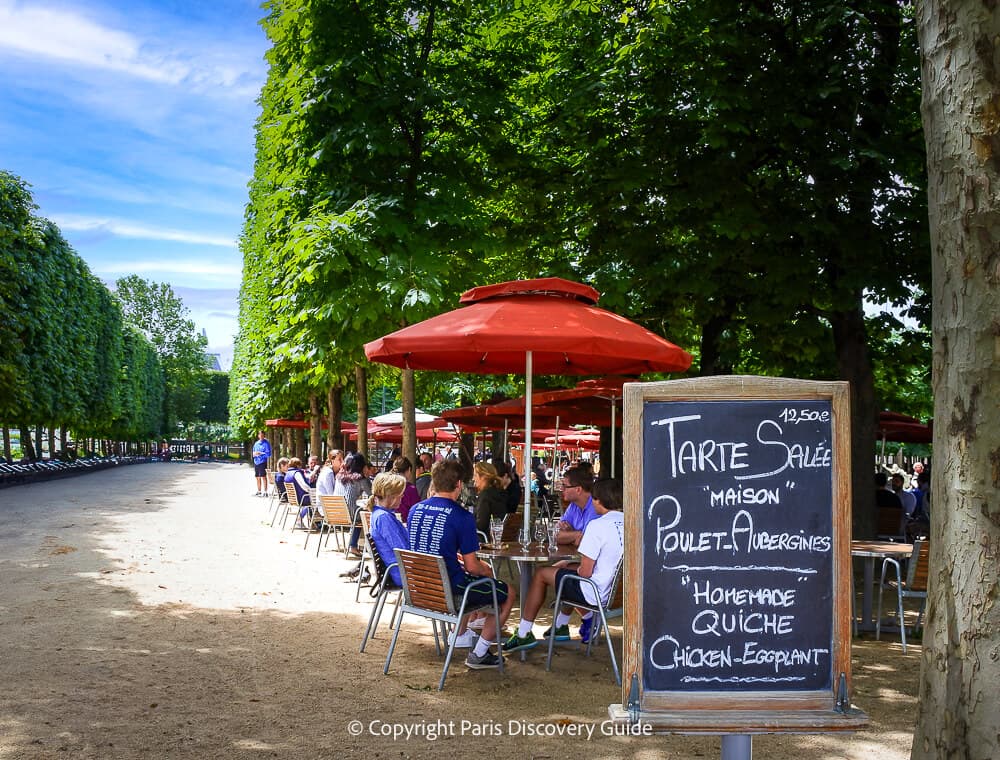 Bakery kiosk near the Arc de Triomphe du Carrousel Bakery kiosk near the Arc de Triomphe du Carrousel