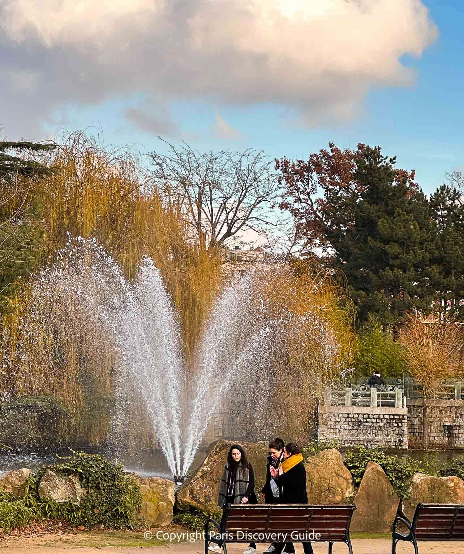 Fall colors and fountain at Jardin d'Acclimatation
