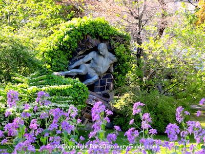 Statue and spring flowers in Jardin du Luxembourg, Paris