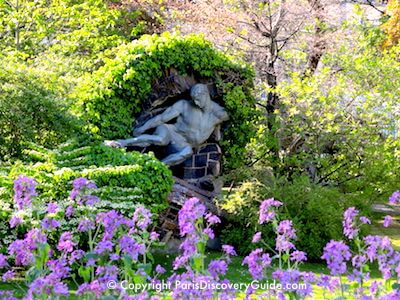 Statue and spring flowers in Jardin du Luxembourg, Paris Statue and spring flowers in Jardin du Luxembourg, Paris