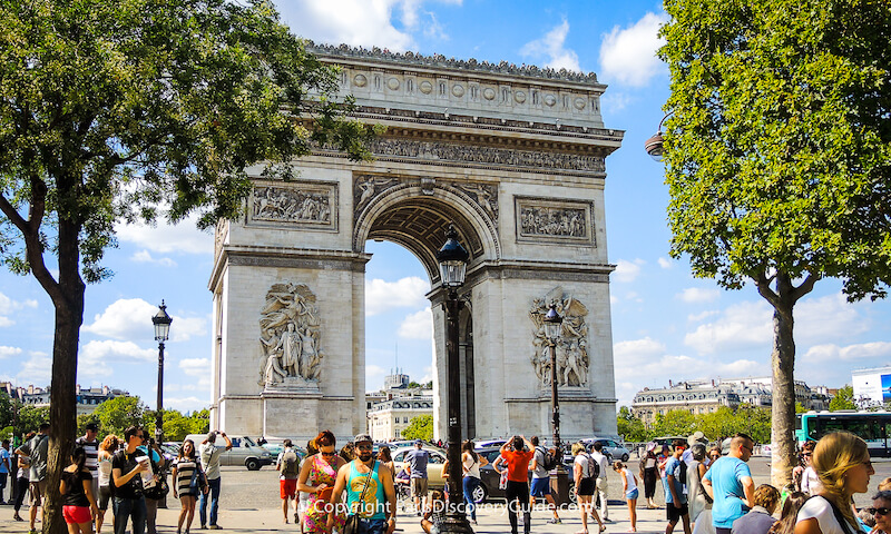 Tourists at Arc de Triomphe in August