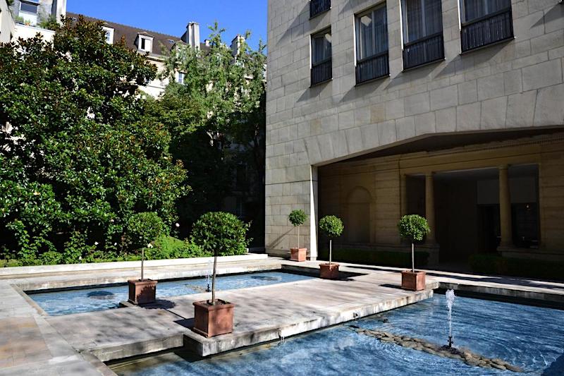 Pool and fountains at Assia & Nathalie B&B in the Marais Pool and fountains at Assia & Nathalie B&B in the Marais