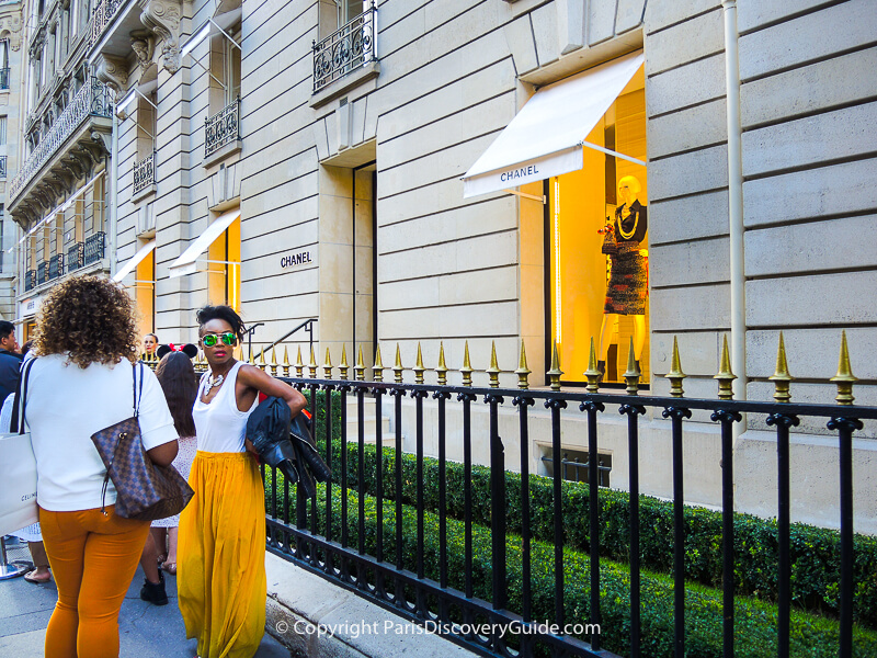 Shoppers in front of Chanel on Avenue Montaigne Shoppers in front of Chanel on Avenue Montaigne