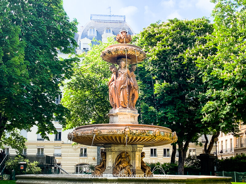 Fontaine Louvois in Square Louvois Fontaine Louvois in Square Louvois
