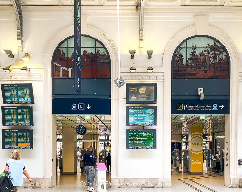 <strong>Departure Concourse at Gare Saint-Lazare with Grandes Lignes ticket machines circled in red</strong> <strong>Departure Concourse at Gare Saint-Lazare with Grandes Lignes ticket machines circled in red</strong>