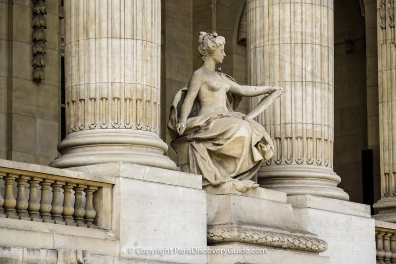 Statue on the front facade of the Grand Palais exhibition hall in Paris Statue on the front facade of the Grand Palais exhibition hall in Paris