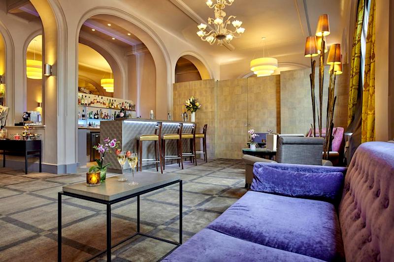 Lobby and bar at Holiday Inn Paris - Gare de Lyon Bastille Lobby and bar at Holiday Inn Paris - Gare de Lyon Bastille