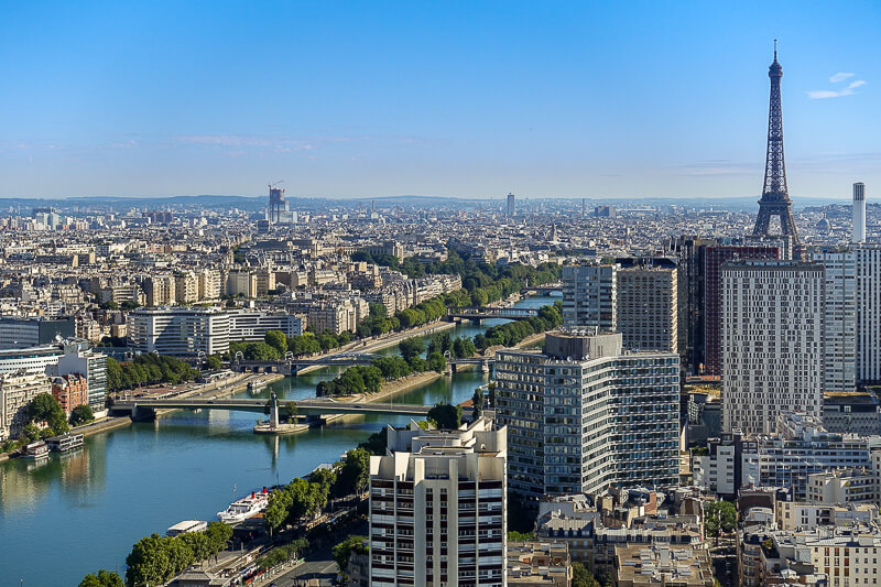 Paris skyline view from hot air balloon including Ile des Cygnes in the Seine River and the Eiffel Tower - Photo credit: Guilhem Vellut, CC by 2.0