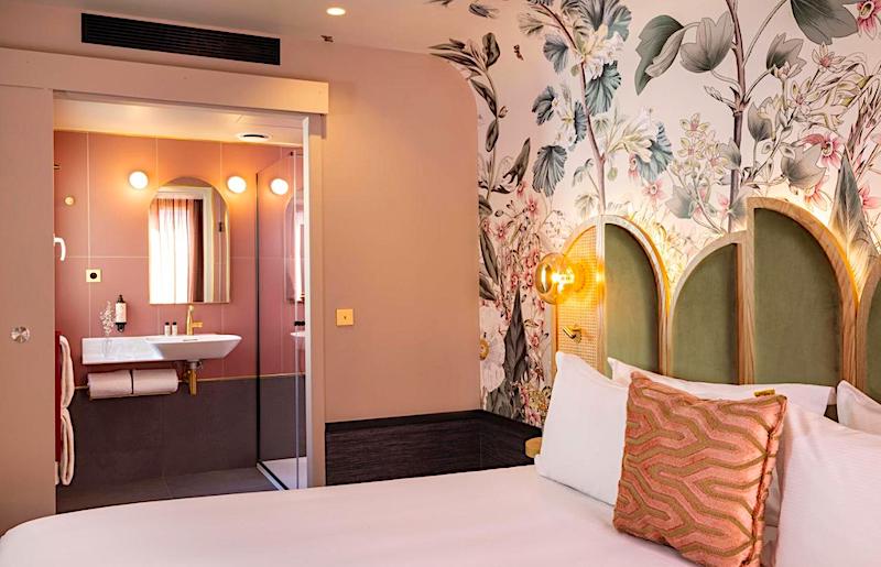Guestroom at Hotel Jardin de Cluny Guestroom at Hotel Jardin de Cluny