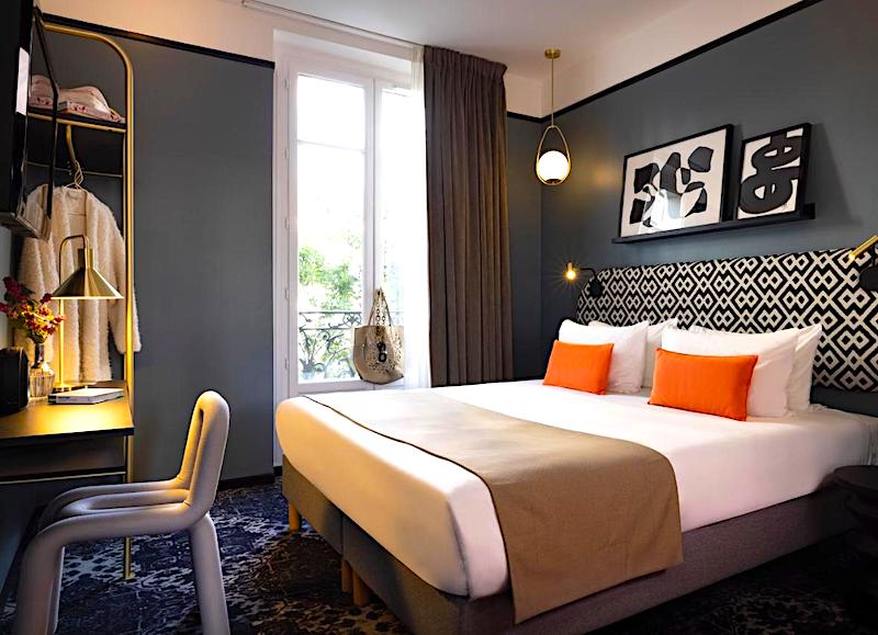 Standard guest room at Hotel Palais de Chaillot Standard guest room at Hotel Palais de Chaillot