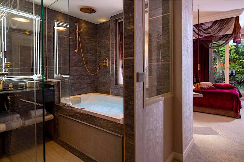 Jacuzzi in guestroom at Paris j'Adore Hotel & Spa in the 17th arrondissement Jacuzzi in guestroom at Paris j'Adore Hotel & Spa in the 17th arrondissement