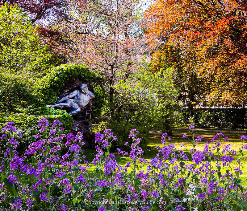 Statue and spring flowers in Jardin du Luxembourg, Paris