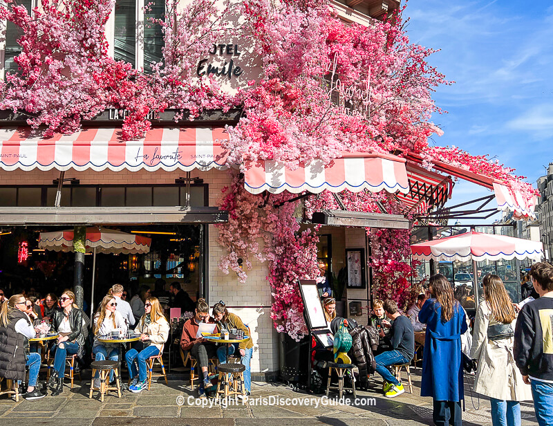 Sidewalk cafe on Rue Saint Paul in the Marais