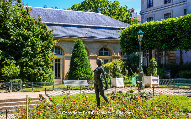 Square Georges Cain - statue and roses Square Georges Cain - statue and roses