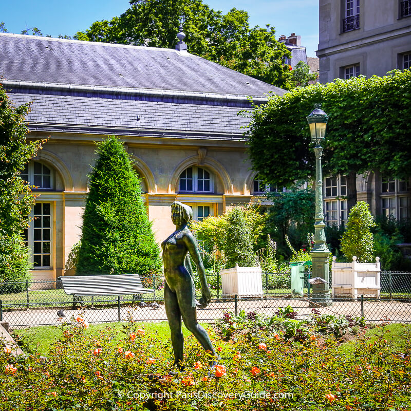 Square Georges Cain - statue and roses