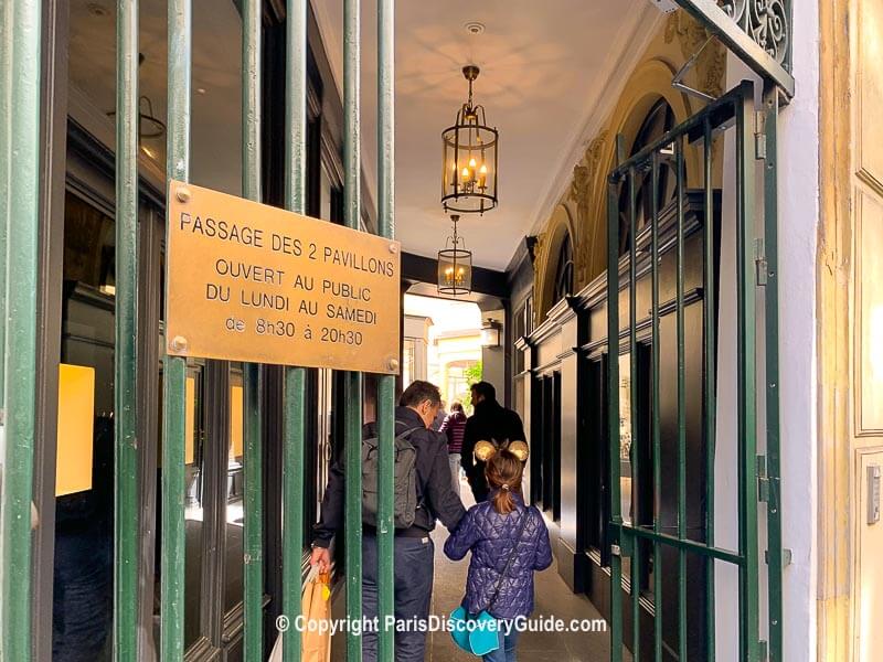 Entering Passage des Deux Pavillons 