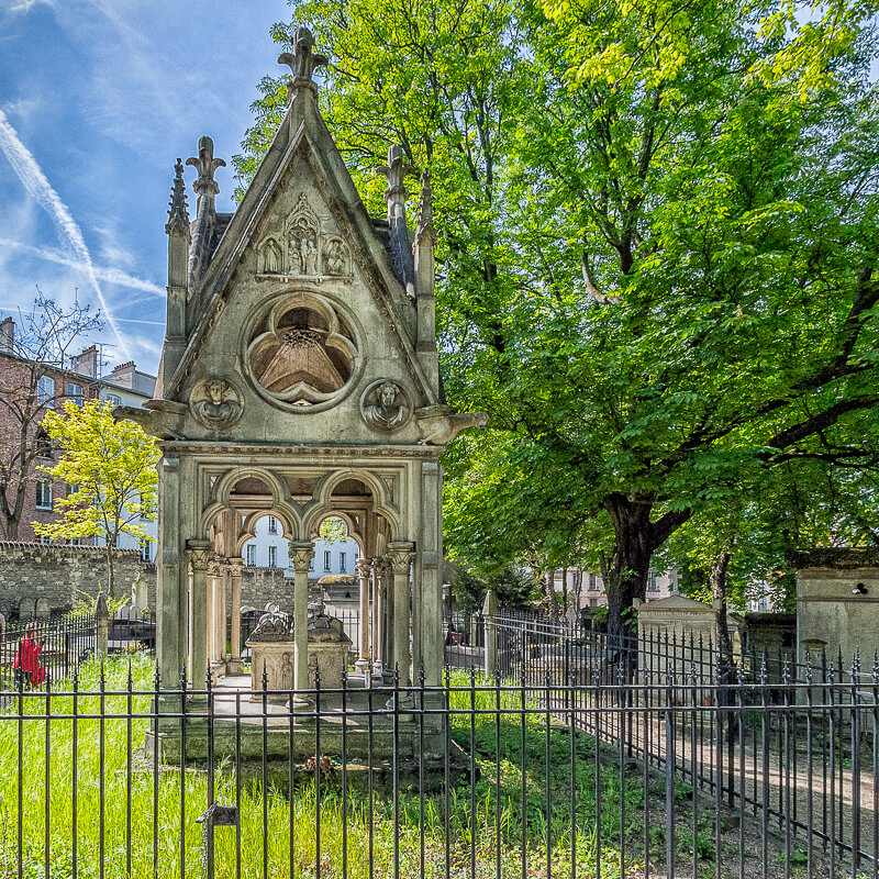 Tomb of Heloise and Abelard - Photo credit: istock.com/izanbar