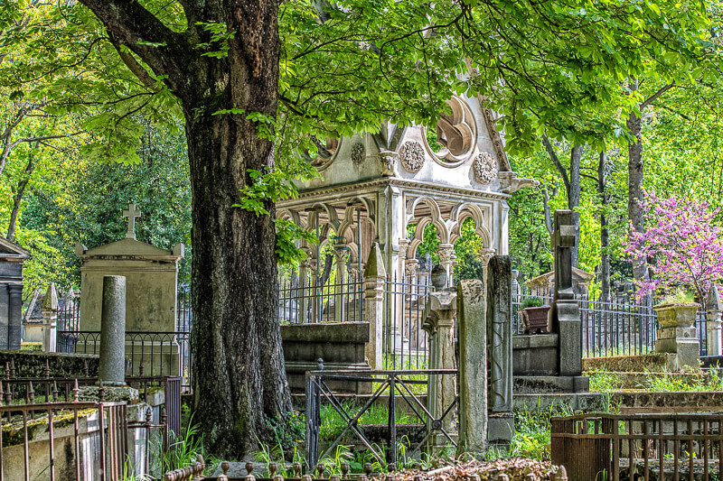 Tomb of Heloise and Abelard - Photo credit: istock.com/izanbar