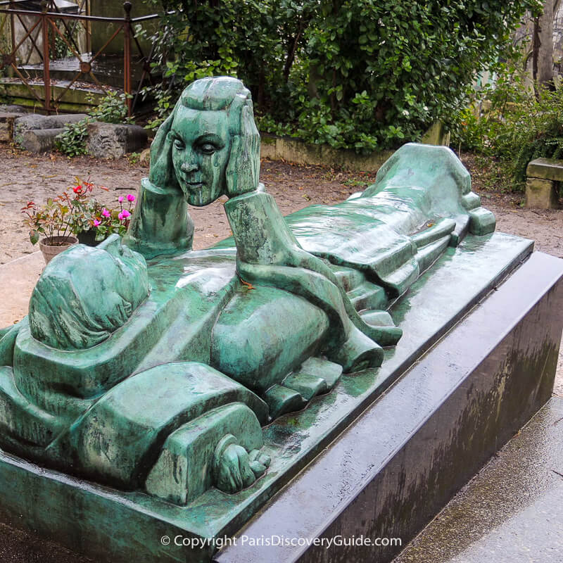 Grave of Fernand Arbelot, gazing at a mask representing his wife Grave of Fernand Arbelot, gazing at a mask representing his wife