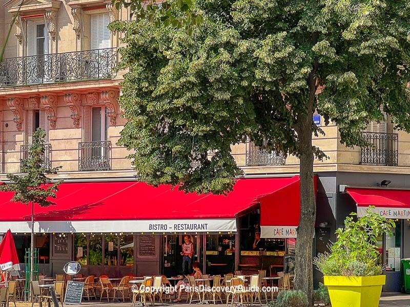 Bistro at the corner of Avenue Gambetta and Rue des Rondeaux near Hotel Paris Gambetta