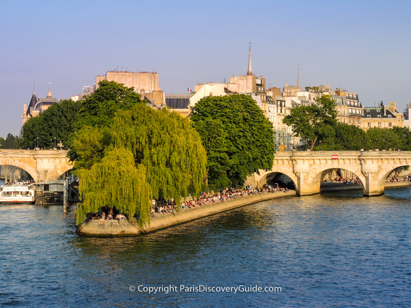 Pont Neuf bridge crossing Île de la Cité, with Square du Vert-Galant in front (photographed from the Pont des Arts bridge) Pont Neuf bridge crossing Île de la Cité, with Square du Vert-Galant in front (photographed from the Pont des Arts bridge)