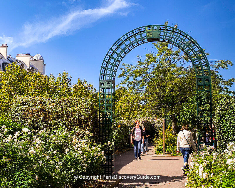 Walking along the elevated Promenade Plantée Walking along the elevated Promenade Plantée