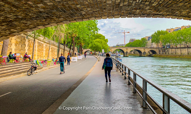 Walking along Rives de Seine on the Right Bank, with the Louis-Philippe Bridge overhead, Marie Bridge in the distance, and Ile Saint-Louis on the right