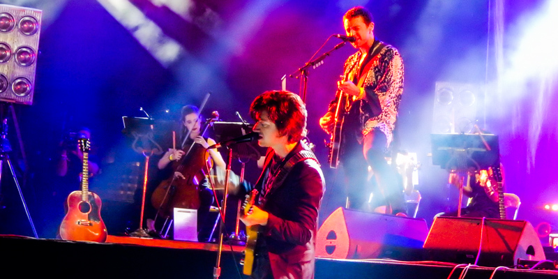 The Last Shadow Puppets playing at Rock en Seine The Last Shadow Puppets playing at Rock en Seine
