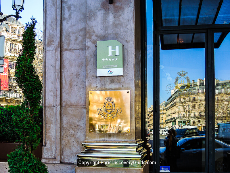 'Soldes' sign announces sales in this Paris boutique 