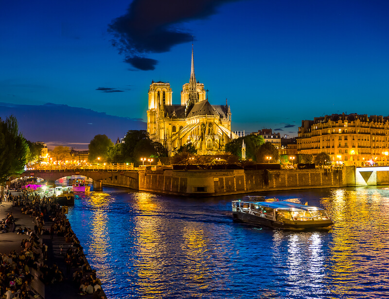 Cruise boat on Seine River at night - Photo credit: iStock/ake1150sb