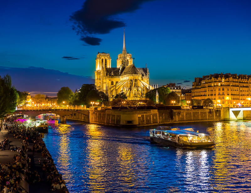 Cruise boat on Seine River at night - Photo credit: iStock/ake1150sb Cruise boat on Seine River at night - Photo credit: iStock/ake1150sb