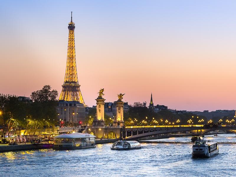 Eiffel Tower and cruise boats on the Seine River - Photo credit: AdobeStock/s4svisuals