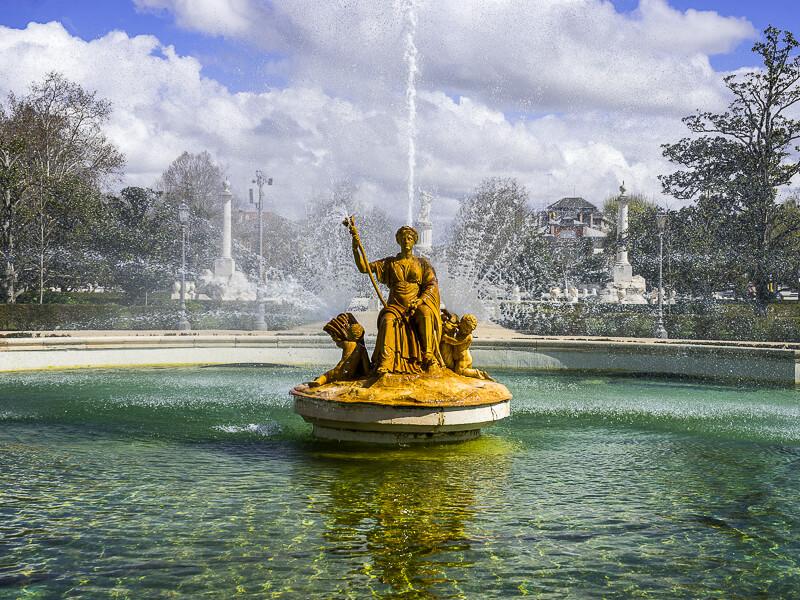 Fountain at Versailles spraying water during Musical Fountain Show - Photo credit: Adobe Stock