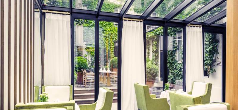 Breakfast room and outdoor dining terrace at 3-star Mercure Paris Champs Élysées Breakfast room and outdoor dining terrace at 3-star Mercure Paris Champs Élysées