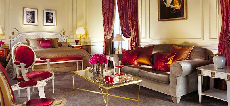 Guestroom with seating area at Le Meurice