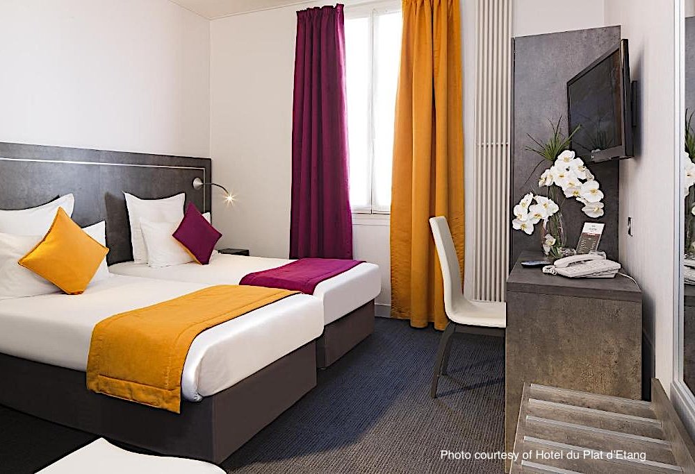 Guestroom at Hotel du Plat d'Etain