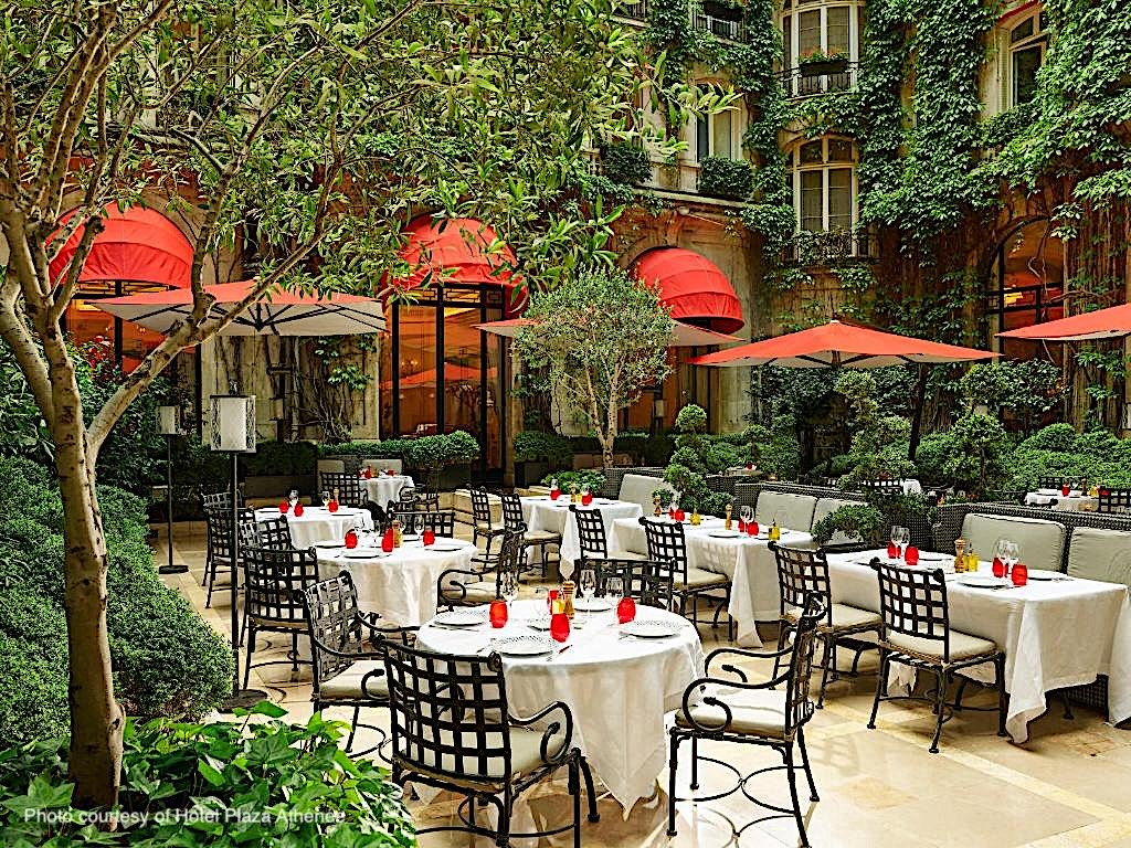 Le Plaza Athénée's secluded garden cafe