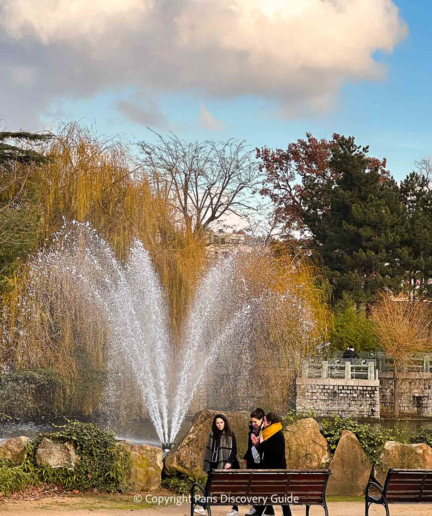 Fall colors and fountain at Jardin d'Acclimatation