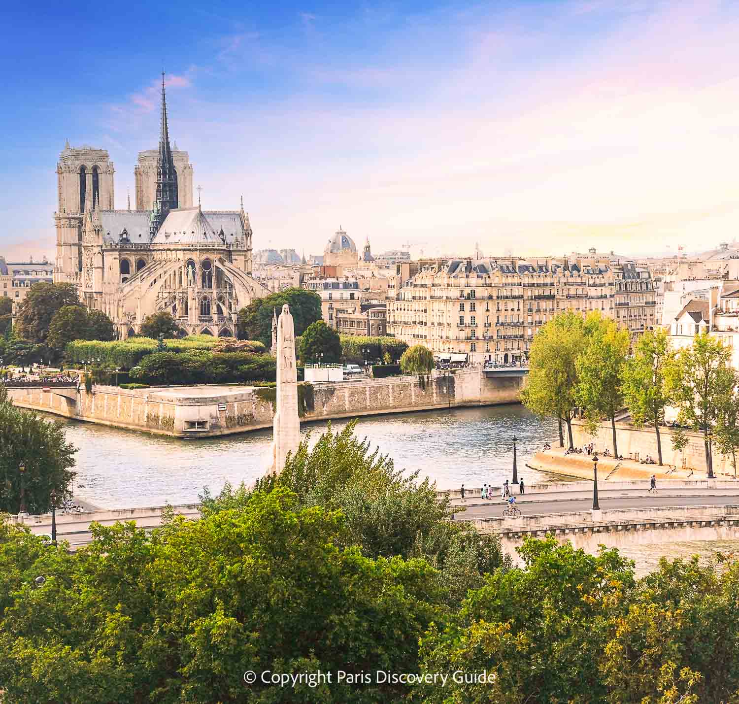 Famous 4th Arrondissement Paris landmark: Notre Dame Cathedral, across from 17th and 18th century mansions on the Right Bank and Île Saint-Louis Famous 4th Arrondissement Paris landmark: Notre Dame Cathedral, across from 17th and 18th century mansions on the Right Bank and Île Saint-Louis