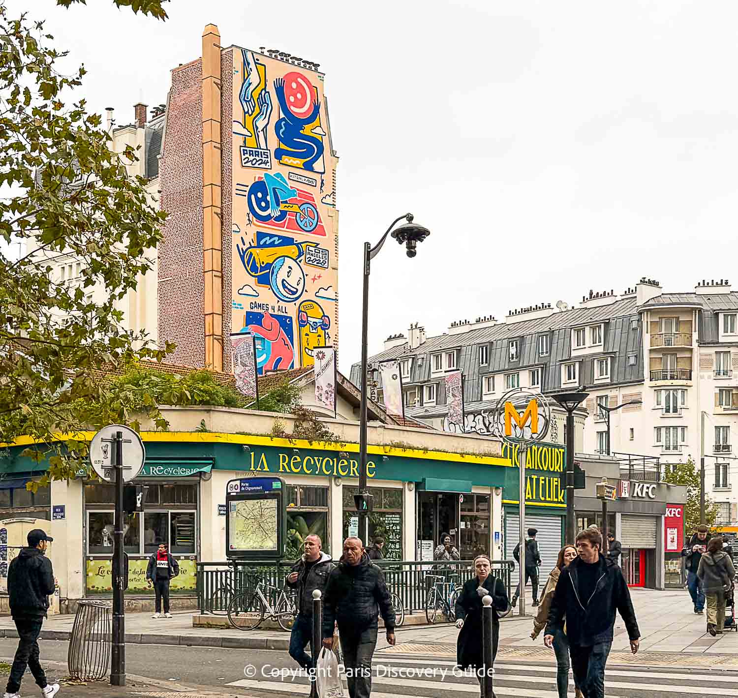 Chez Louisette bistro at Les Puces