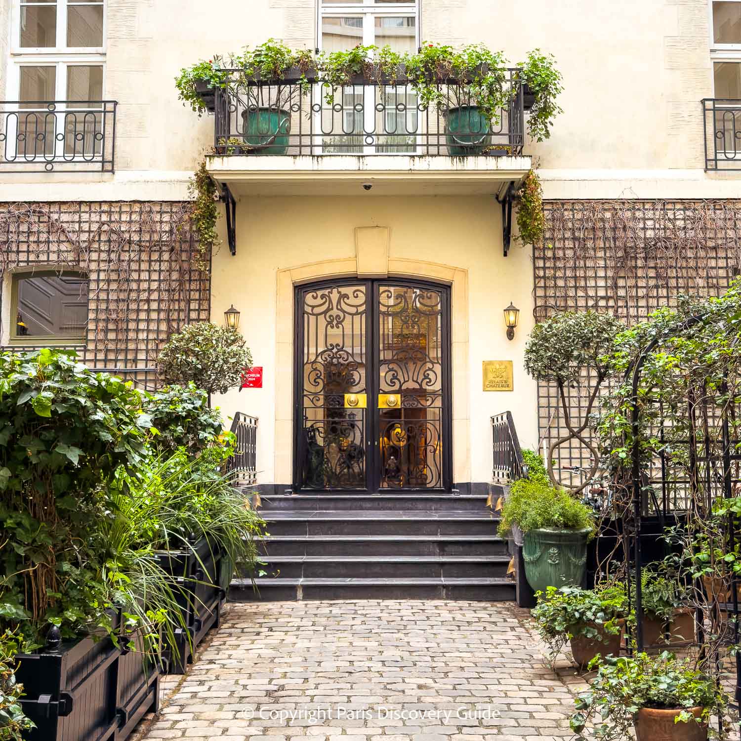 Relais Christine - Entrance and front garden