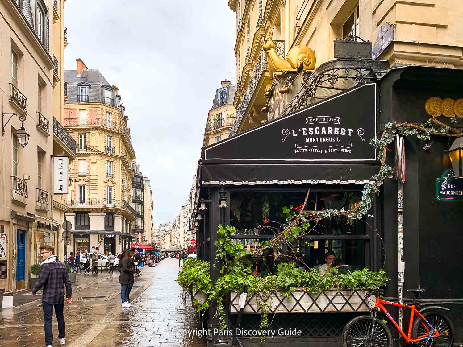 Escargot restaurant on Rue Montorgeuil Escargot restaurant on Rue Montorgeuil