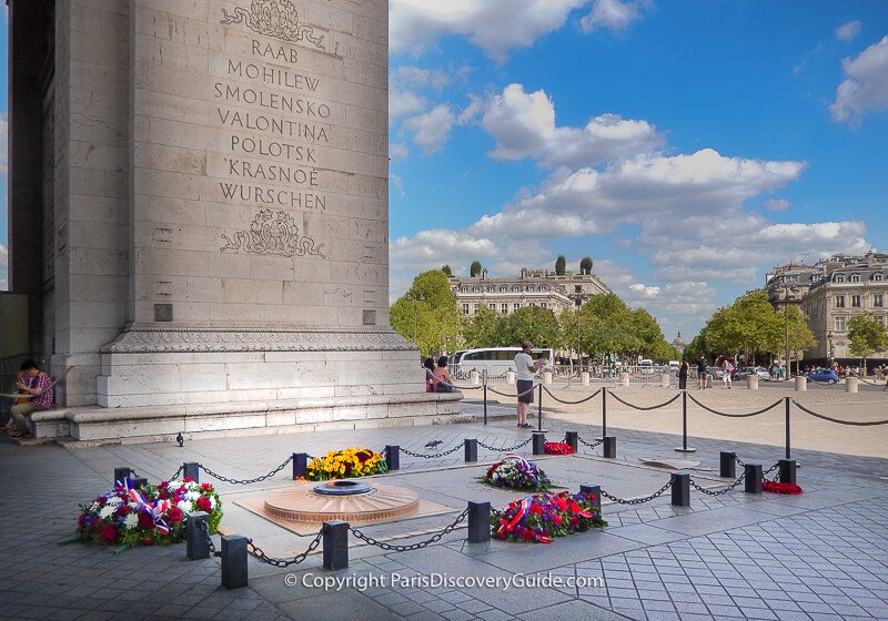 Tomb of the Unknown Soldier in front of the arch