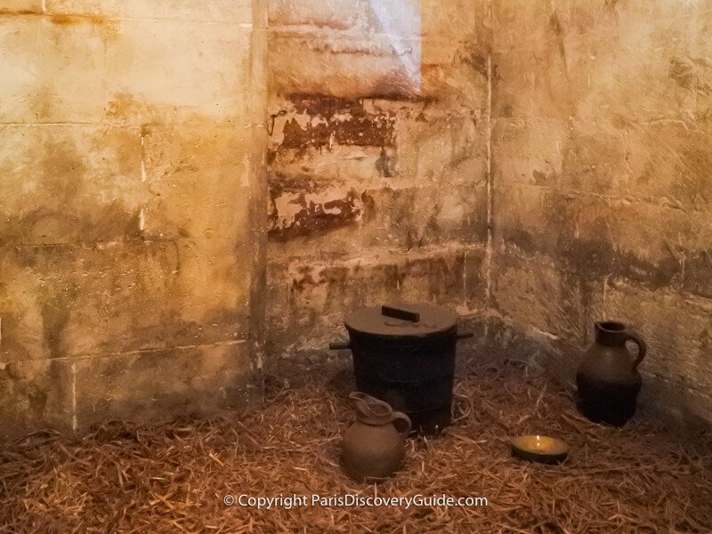 Conciergerie cell with straw floor where the poorest prisoners stayed Conciergerie cell with straw floor where the poorest prisoners stayed