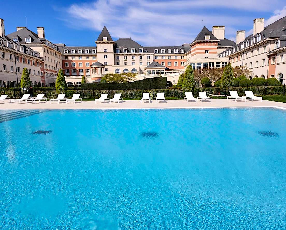 Swimming pool at Vienna House Dream Castle Hotel near Paris Disneyland Swimming pool at Vienna House Dream Castle Hotel near Paris Disneyland