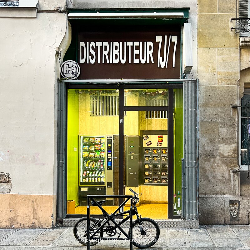 Distributeur (vending machine) offering tasty Japanese snacks in the Rue Sainte-Anne neighborhood