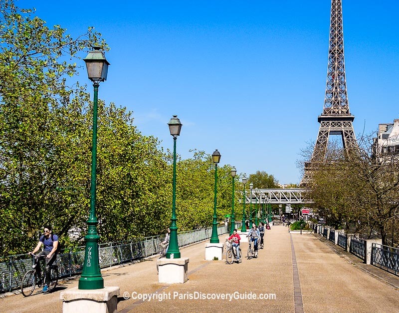 Bike tour going past the Eiffel Tower